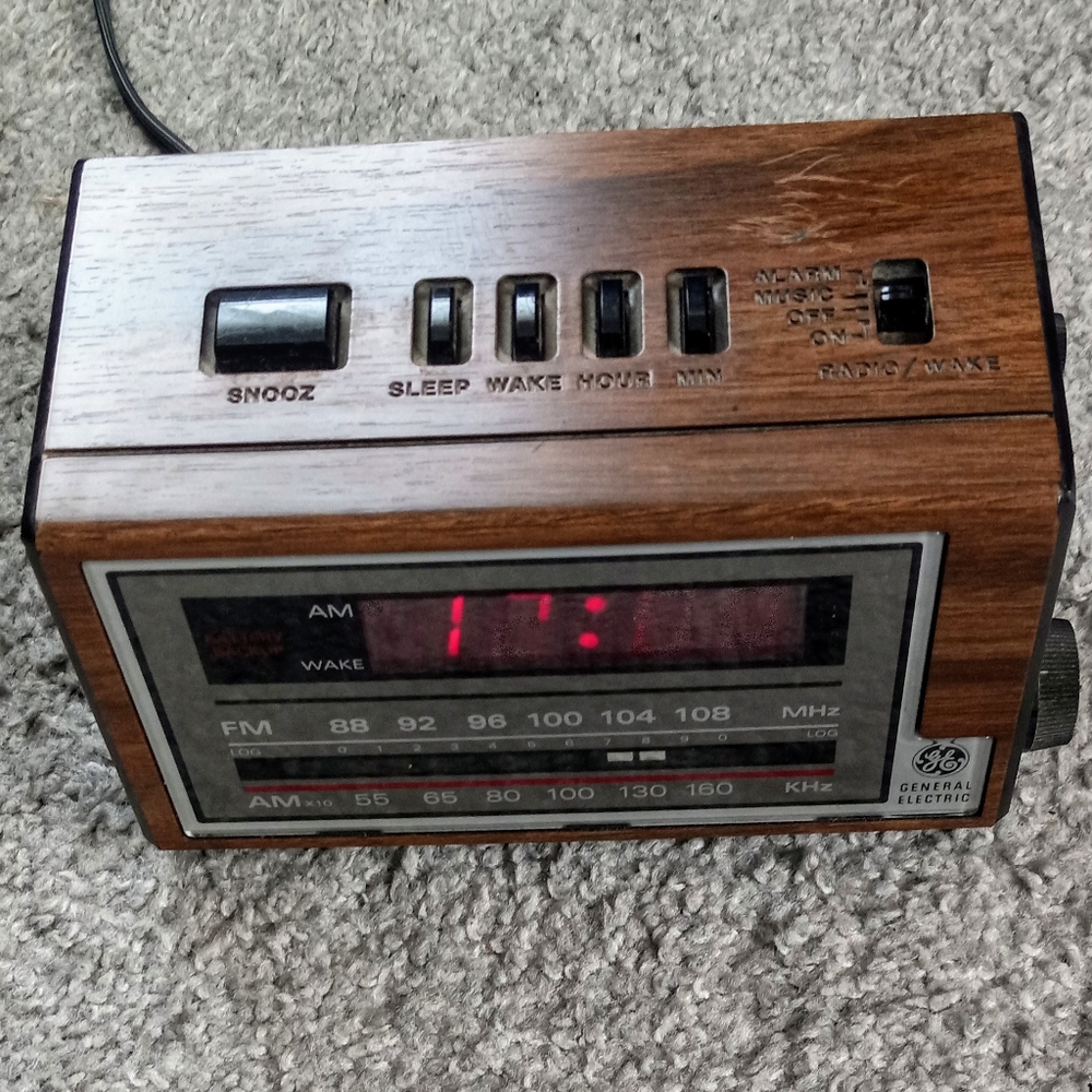 Vintage Alarm Clock  General Electric GE AM/FM RADIO